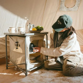 Розкладний стіл із полицями Naturehike CNH22JU031, бежевий Розкладний стіл із полицями Naturehike CNH22JU031, бежевий