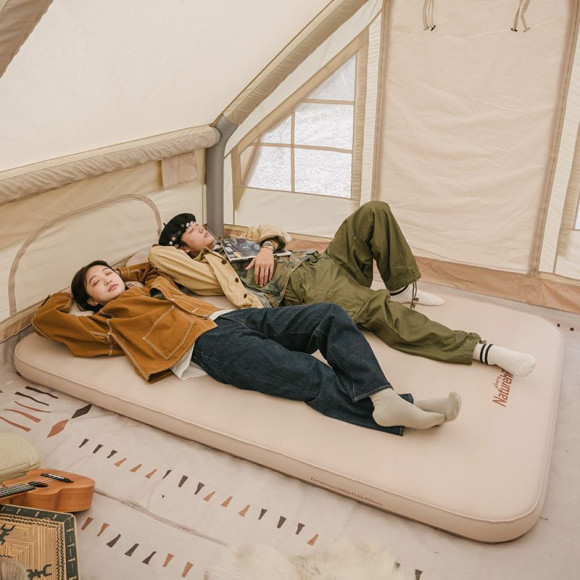 Selbstaufblasbare Matratze 10 cm mit Pumpe Naturehike NH20FCD08, beige